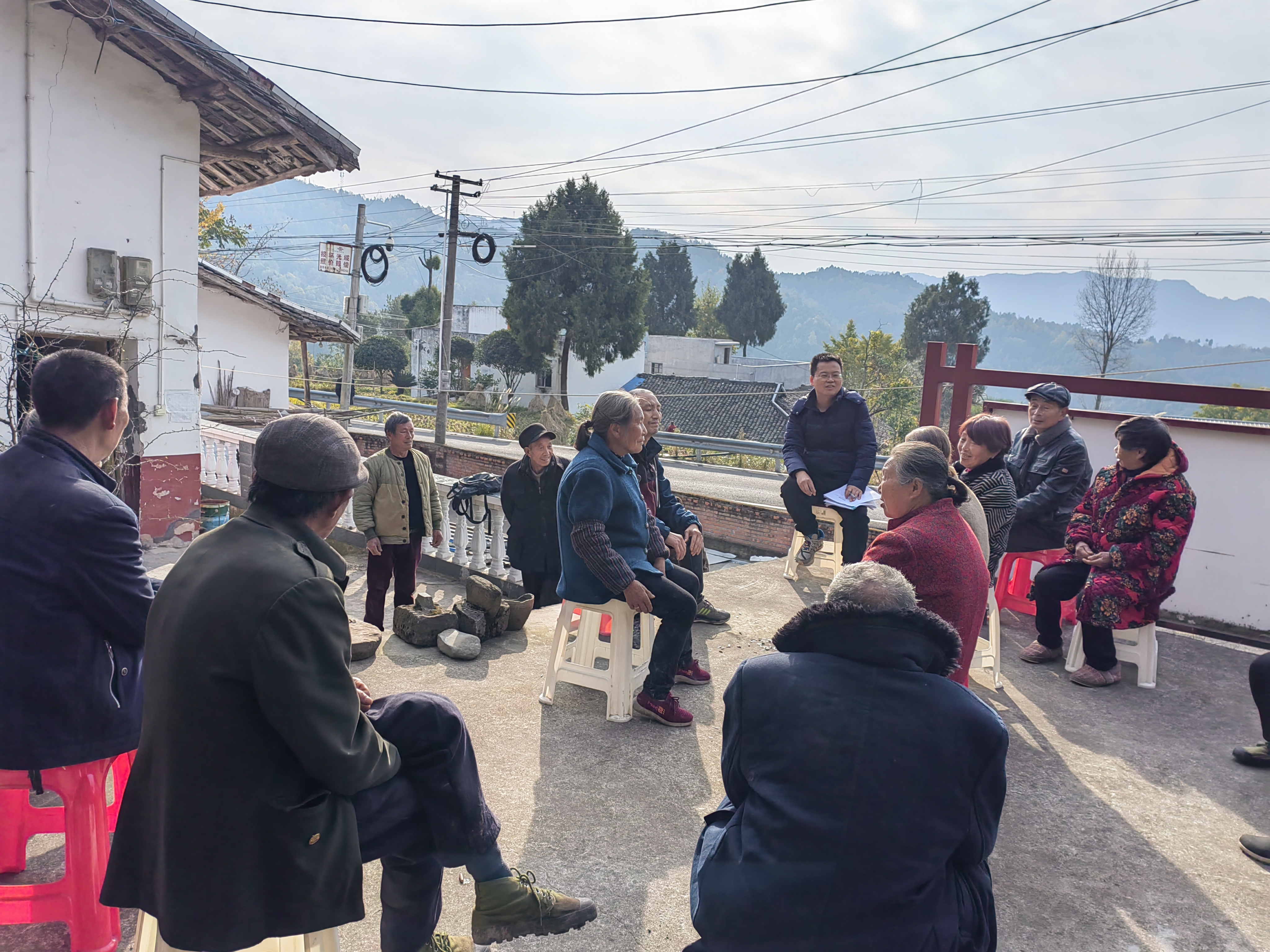 李杰超（中間）組織召開壩壩會(huì)，宣講政策，傾聽群眾意見建議_看圖王